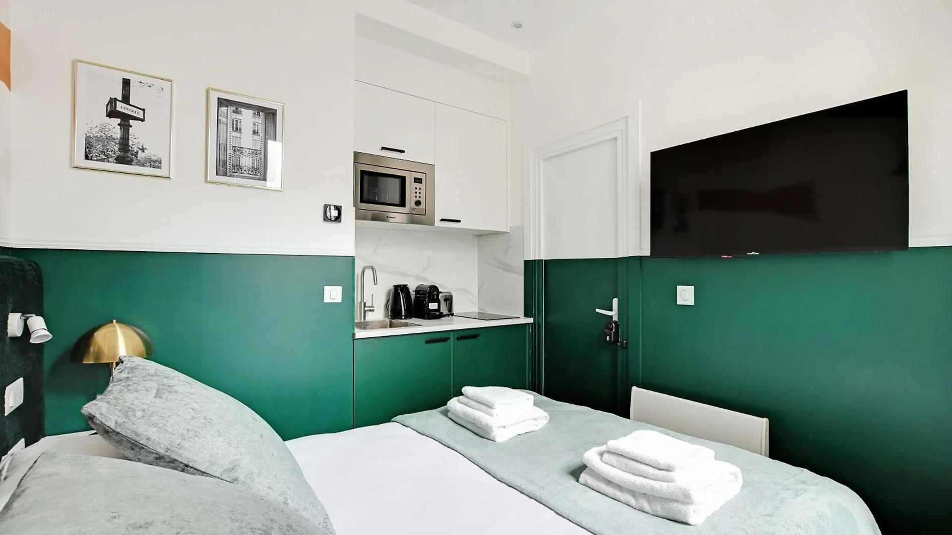 Modern Studio With A-C - Near Montmartre Paris 0*,  France